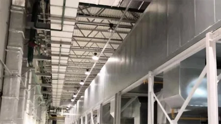 Segundo piso dedicado a pretratamiento y recubrimiento electrónico, sellado de bajos de PVC, inyección y espumado de cera, cabinas de pintura y hornos de secado.