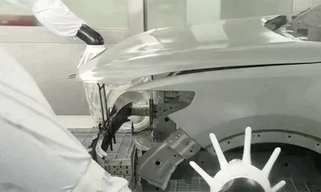 Cabina de pintura con pulverización robótica