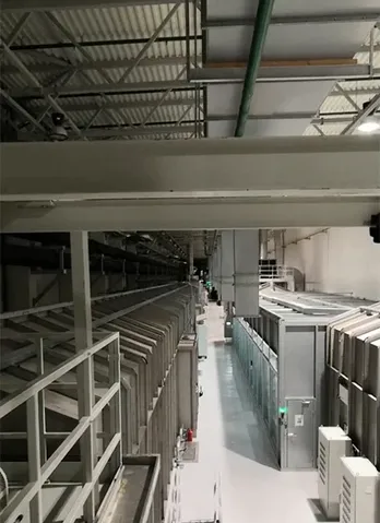 Vista panorámica de la estructura de la cabina de pretratamiento y electrorecubrimiento 
